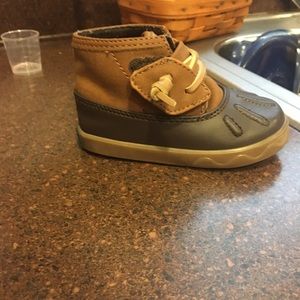 Baby boy sperry boots size 4